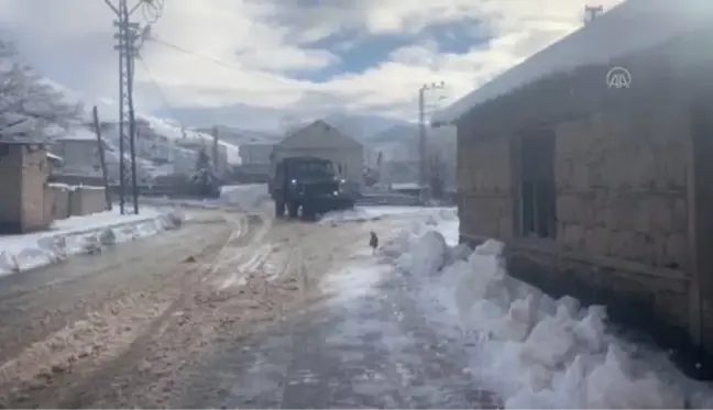 Mehmetçik kar temizleme çalışmalarına destek verdi