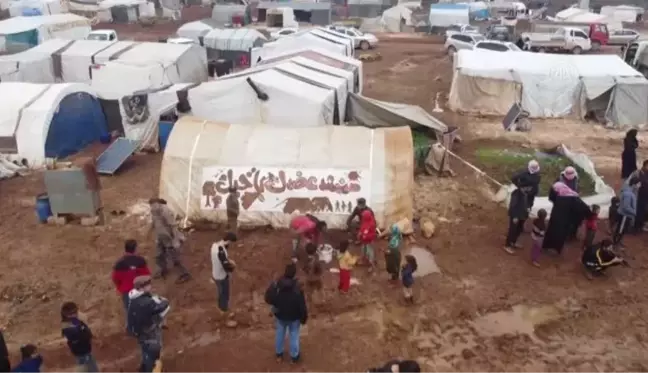 Son dakika! Suriyeli aktivistler, İdlib'de çamur altındaki çadır kentlerde yaşayan çocukların yüzünü güldürdü