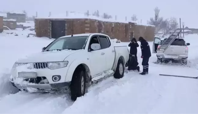 Araçları kara saplanan basın mensuplarını VEDAŞ ekipleri kurtardı