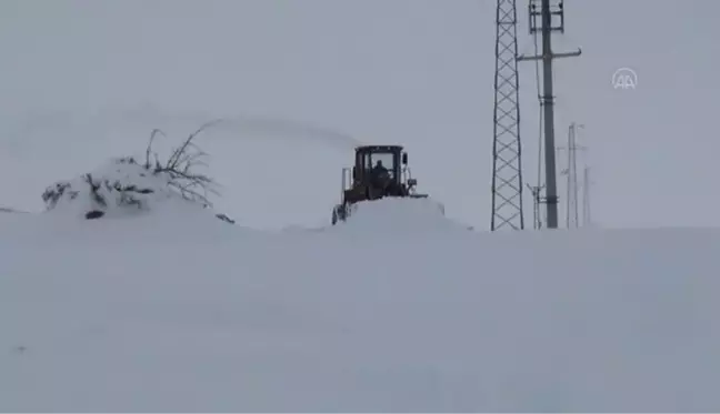 Ahlat'taki köy yollarında karla mücadele çalışması