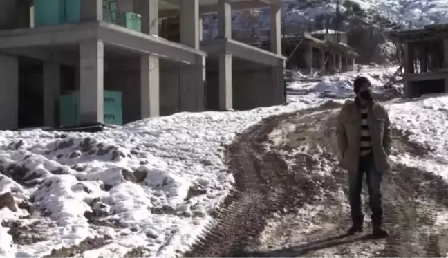 Eşi ve oğlunu depremde kaybeden depremzede hayata tutunma mücadelesi veriyor