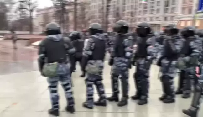 Polis, Rusya'da Navalny protestosuna müdahale etti (5)