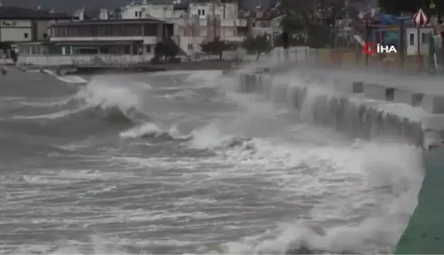 Ayvalık'ta şiddetli yağış ve lodos hayatı olumsuz etkiledi