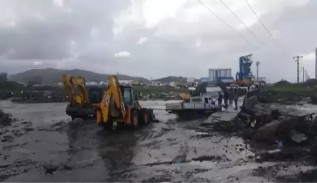 Son dakika haber! Selde araç içinde mahsur kalan 3 kişi, belediye ekipleri tarafından kurtarıldı