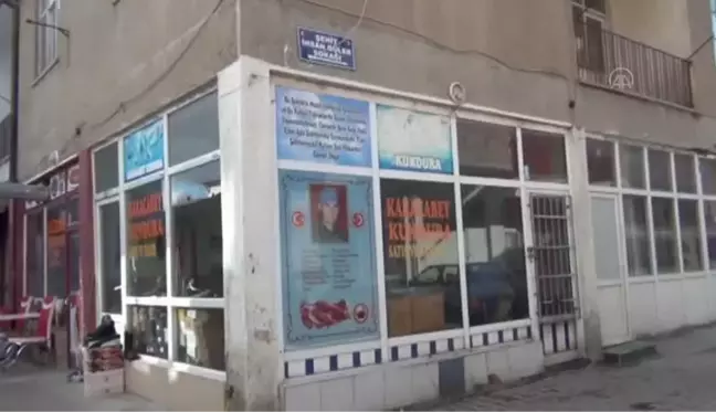 Son dakika haberi! Esnaf, şehidin adı verilen sokaktaki iş yerinde anı köşesi oluşturdu