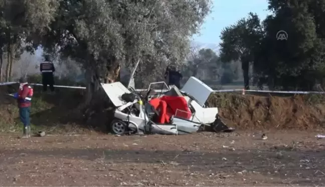 Ağaca çarpan otomobildeki 2 kişi öldü, 3 kişi yaralandı