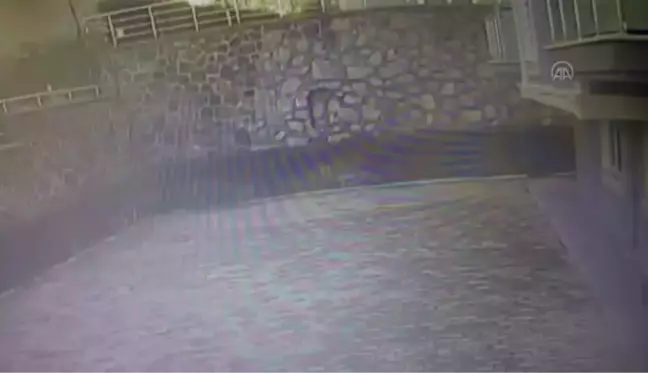 İstinat duvarının çökme anı kameraya yansıdı