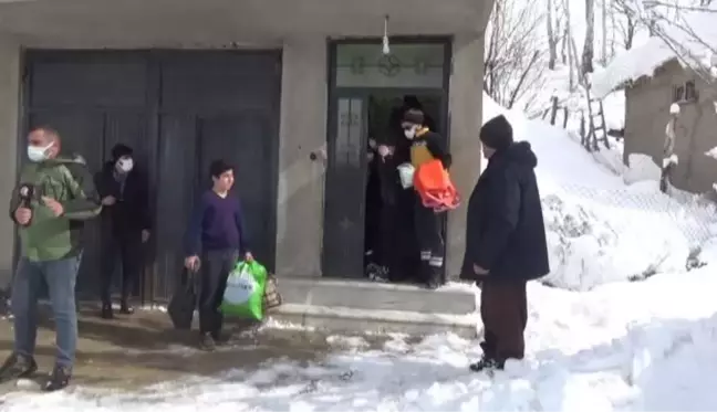 Yolu kardan kapanan köyde doğum sancısı başlayan kadın, ekiplerin çalışması sonucu hastaneye ulaştırıldı