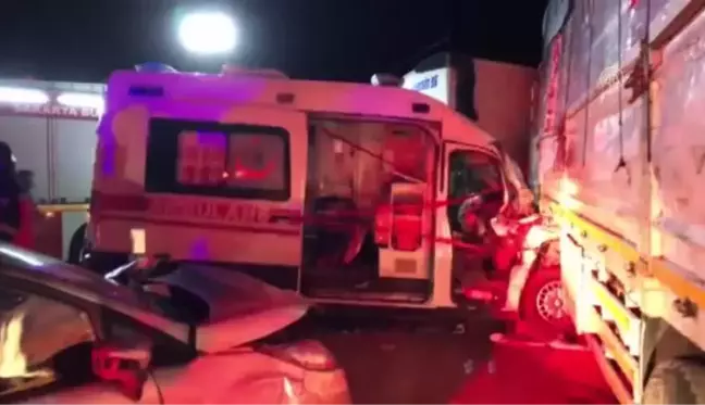 Sakarya'da ambulansın da karıştığı zincirleme trafik kazası: 8 yaralı