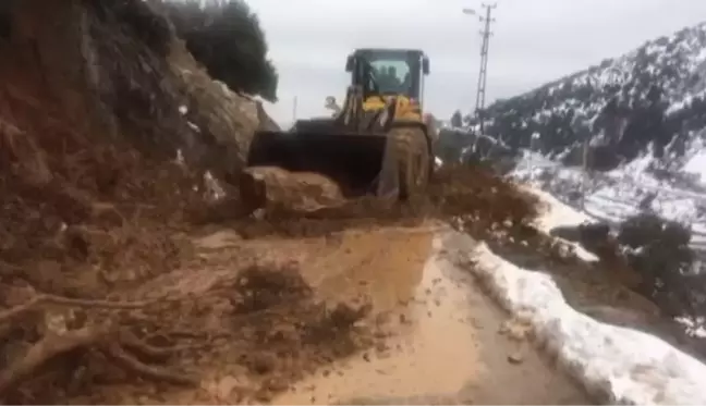 KAHRAMANMARAŞ - Dağdan kopan kaya parçalarının kapattığı yol temizlendi