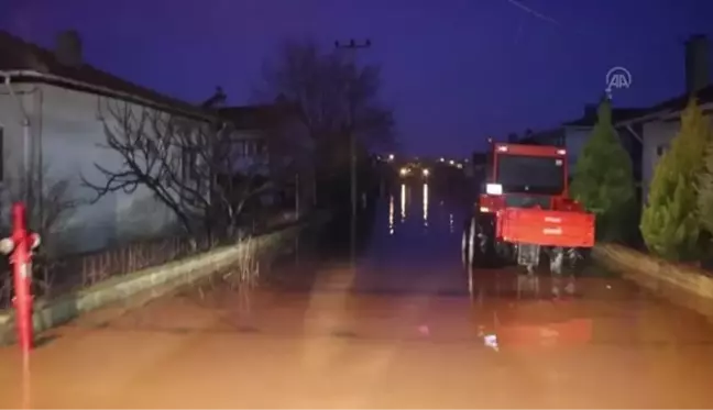 KIRKLARELİ - Belediye ekipleri ve vatandaşlar mahsur kalan hayvanları kurtarmak için seferber oldu (2)