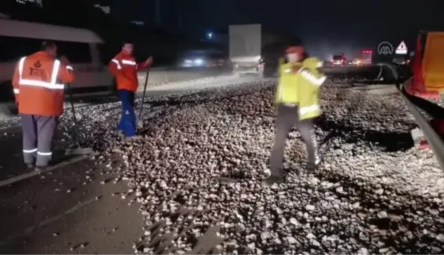 Taş yüklü tır devrildi: 1 yaralı