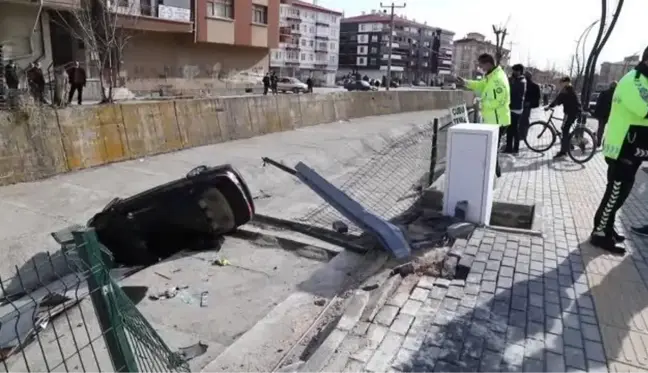 Çubuk Çayı'na otomobil devrildi : 3 yaralı