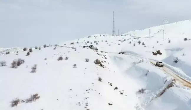 DİYARBAKIR - Sağlık çalışanları karlı yolları aşarak vatandaşlara Kovid-19 aşısı ulaştırıyor (1)