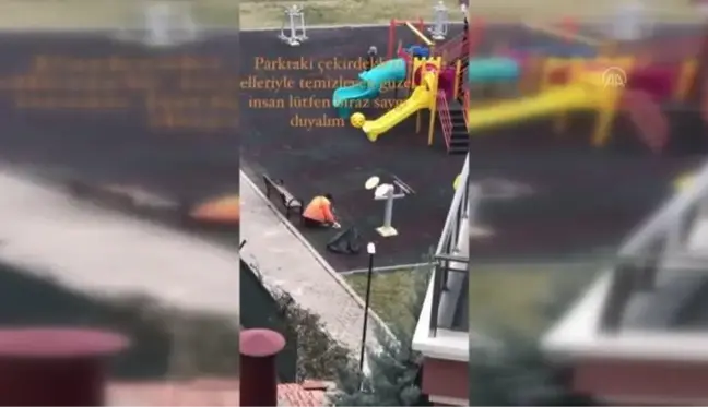 Temizlik görevlisinin kuruyemiş kabuklarını elindeki kartonla toplaması, cep telefonuyla kaydedildi