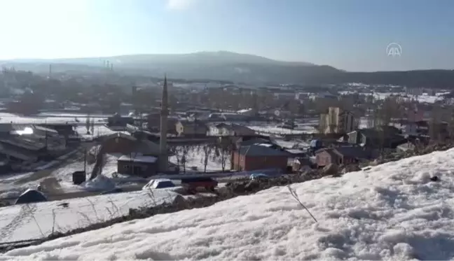 Sarıkamış'ta kar ve buz kütleleri şehir dışına taşınıyor