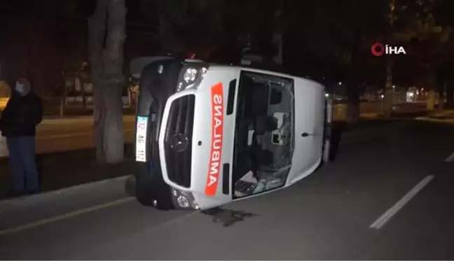 Isparta'da otomobil ile ambulans çarpıştı: 2 yaralı