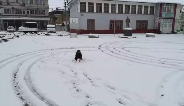 Son dakika haberi... BALIKESİR - Çocukların kartopuyla drone vurmaya çalışması güzel görüntüler oluşturdu