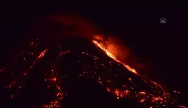 İtalya'da Etna yanardağı yeniden faaliyete geçti