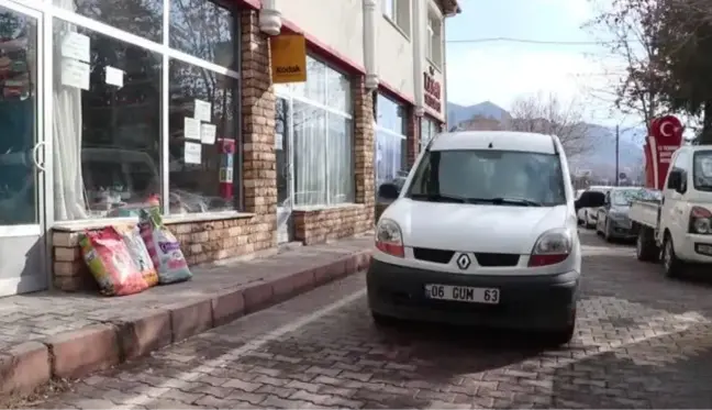Ölen köpeğini kalbine gömüp, yaşamını sokak hayvanlarına adadı