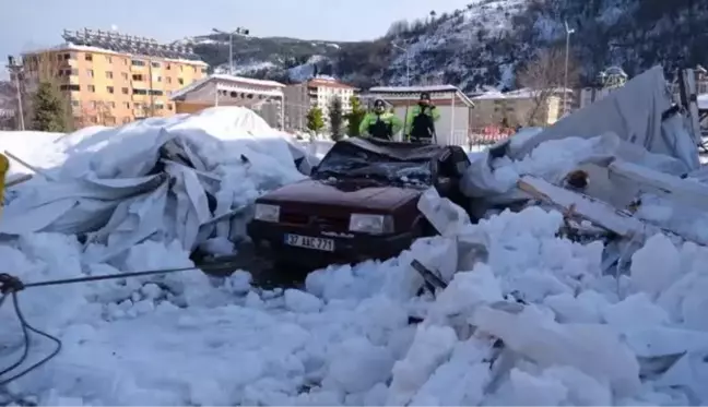 KASTAMONU - Kardan etkilenmesin diye kapalı alana çekilen otomobilin üzerine çatı çöktü