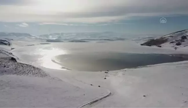 Beyaza bürünen zirvedeki Aygır Gölü fotoğraf tutkunlarını ağırlıyor