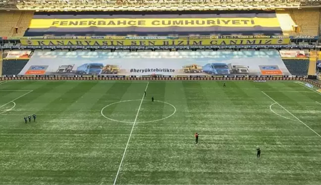 Fenerbahçe'de büyük ihmal! Yoğun kar yağışı sırasında çimlerin üzeri örtülmemiş