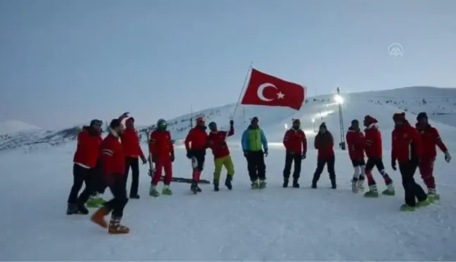 Dondurucu soğukta meşaleli kayak gösterisi