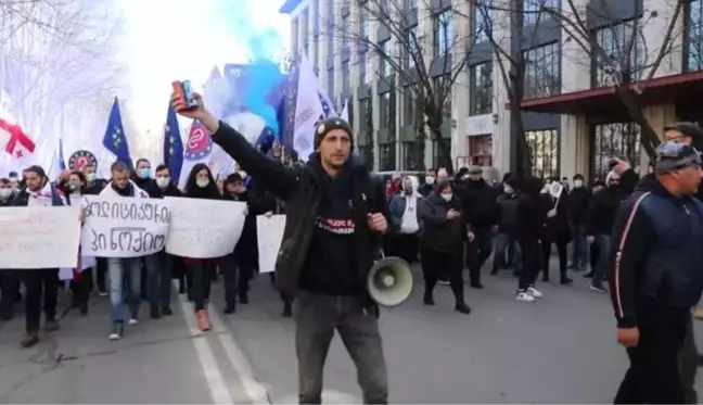 Son dakika haber... Gürcistan'da ana muhalefet liderinin gözaltına alınmasını protesto edenler parlamento önünde çadır kurdu