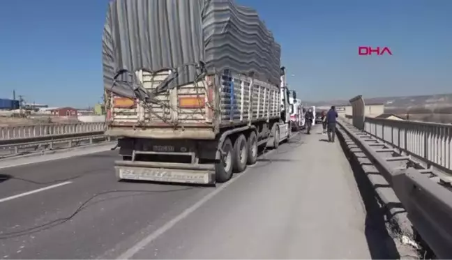 KÜTAHYA Kopan teli TIR'a takılan elektrik direği otomobilin üzerine devrildi