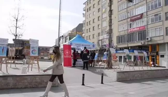 Gönüllü gençler, Yeşilay Haftası etkinliğinde sigarasını kıranlara meyve ikram etti