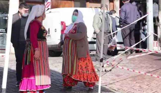 KASTAMONU - Azdavay'ın coğrafi işaretli yöresel giysisinde başlıklar kadınların medeni durumuna göre değişiyor