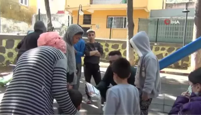 Yasaklar sonrası parka koşan çocukların sucuk ekmek keyfi