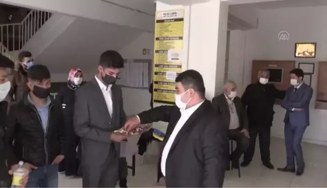 Bir mahalle ve köy, muhtarlık seçimi için Kovid-19 önlemleri altında sandık başına gitti