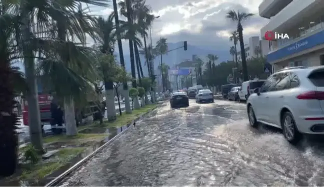 İskenderun'da anıt meydanı ve caddeler sular altında kaldı