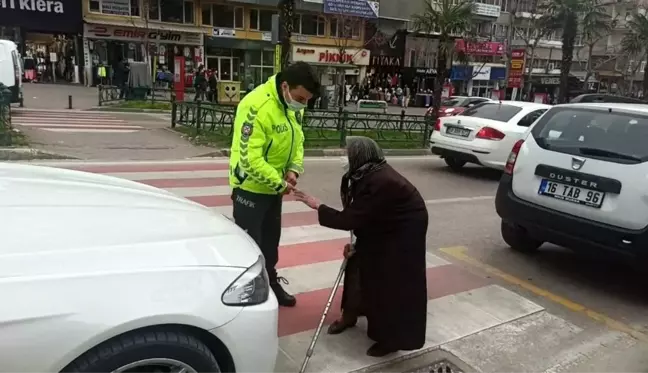 Kadınlar Günü'nde trafik, 83 yaşındaki Firdevs teyze için durdu