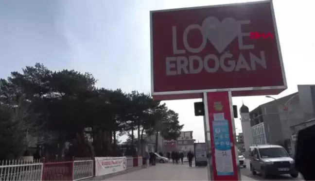 Son dakika haberi | VAN Erciş'te led ekranlara 'Love Erdoğan' görseli yansıtıldı