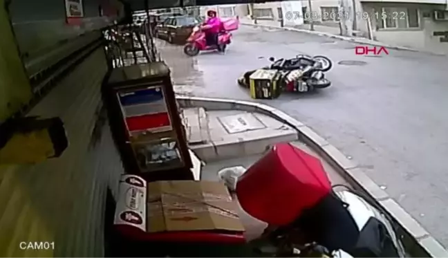 Son dakika haberi | İZMİR Kafa kafaya çarpışan motosikletli iki kuryeyi 'kask' kurtardı; o anlar kamerada