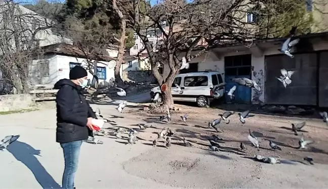 Babaannesinin emanetlerine gözü gibi bakıyor