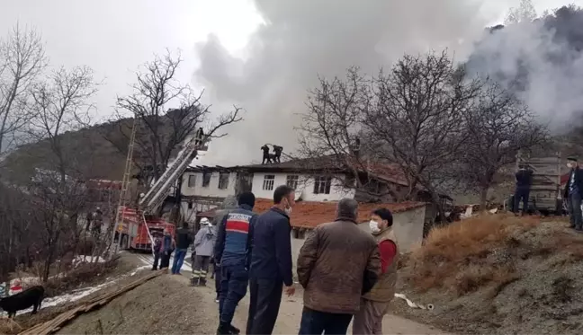 Kastamonu'da iki ahşap ev ve bir samanlık yandı