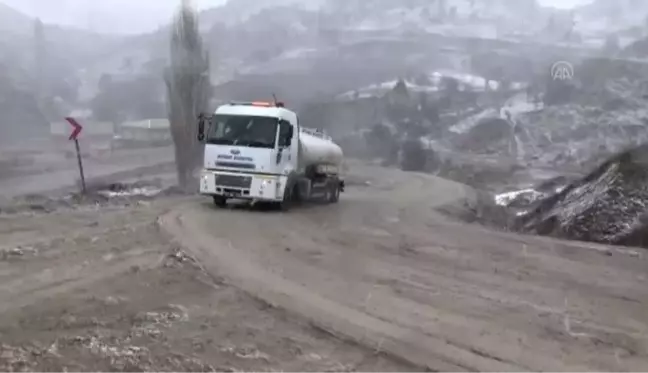 Koyunları susuz kalan besiciye belediye ekipleri tankerle su ulaştırdı