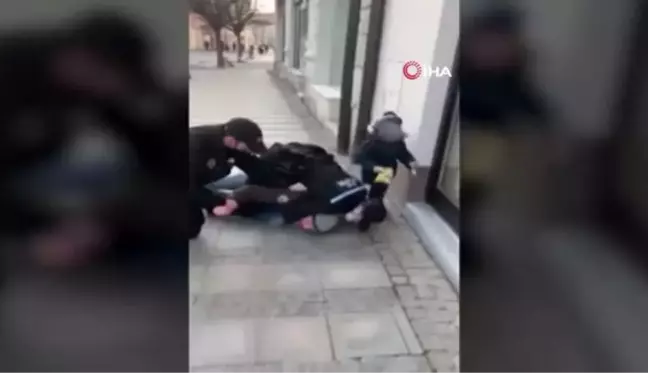 Çekya'da maskesiz bir kişi çocuğunun gözleri önünde gözaltına alındı