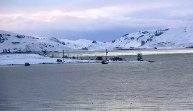 Erçek Gölü'nde fırtına ve tipiden dolayı balıkçı tekneleri mahsur kaldı