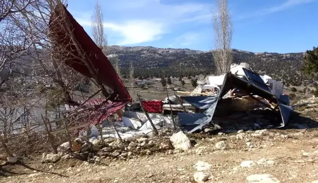 Mersin'de şiddetli rüzgar yaylada bir evi yıktı, 10 ev hasar gördü