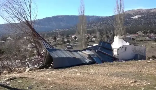 Şiddetli rüzgar nedeniyle çatılar uçtu, seralar zarar gördü