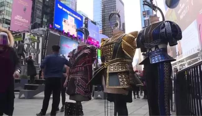 Times Meydanı'nda pandemiyle geçen bir yılı anmak için canlı Broadway performansları sergilendi (2)