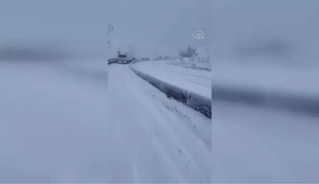 Kar yağışı nedeniyle kapanan Antalya-Denizli kara yolu kontrollü olarak ulaşıma açıldı