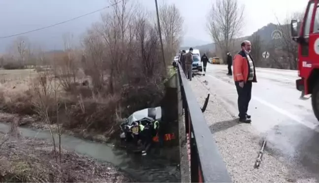 Dereye devrilen otomobilin sürücüsü yaralandı