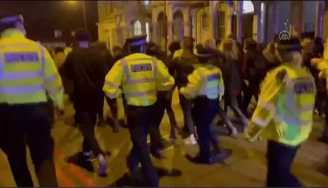 İngiltere'de Sarah Everard cinayeti ve polise yeni yetkiler veren yasa tasarısı protesto ediliyor