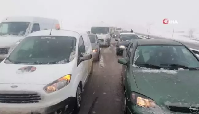 Makas atan mermer yüklü tır, karayolunda ulaşımın aksamasına neden oldu